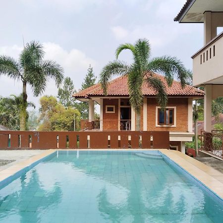 Villa Yustisia Curug 7 Cilember Cisarua Exteriör bild