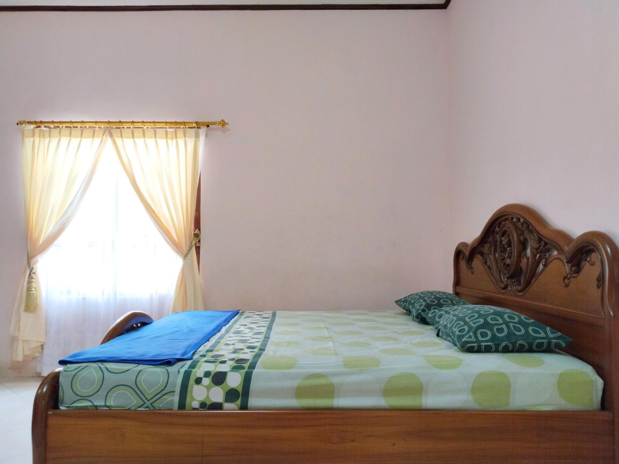 Villa Yustisia Curug 7 Cilember Cisarua Exteriör bild