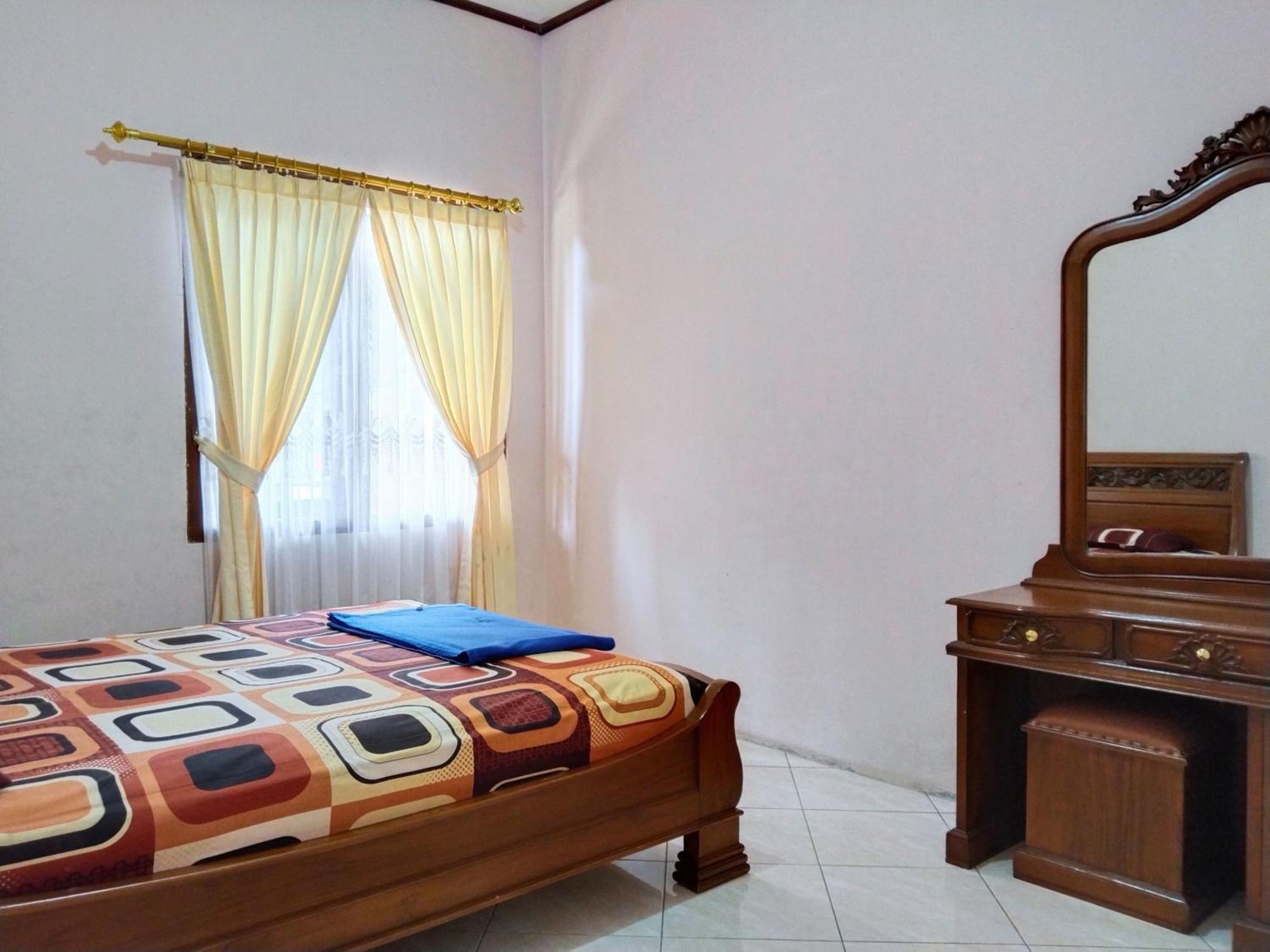 Villa Yustisia Curug 7 Cilember Cisarua Exteriör bild