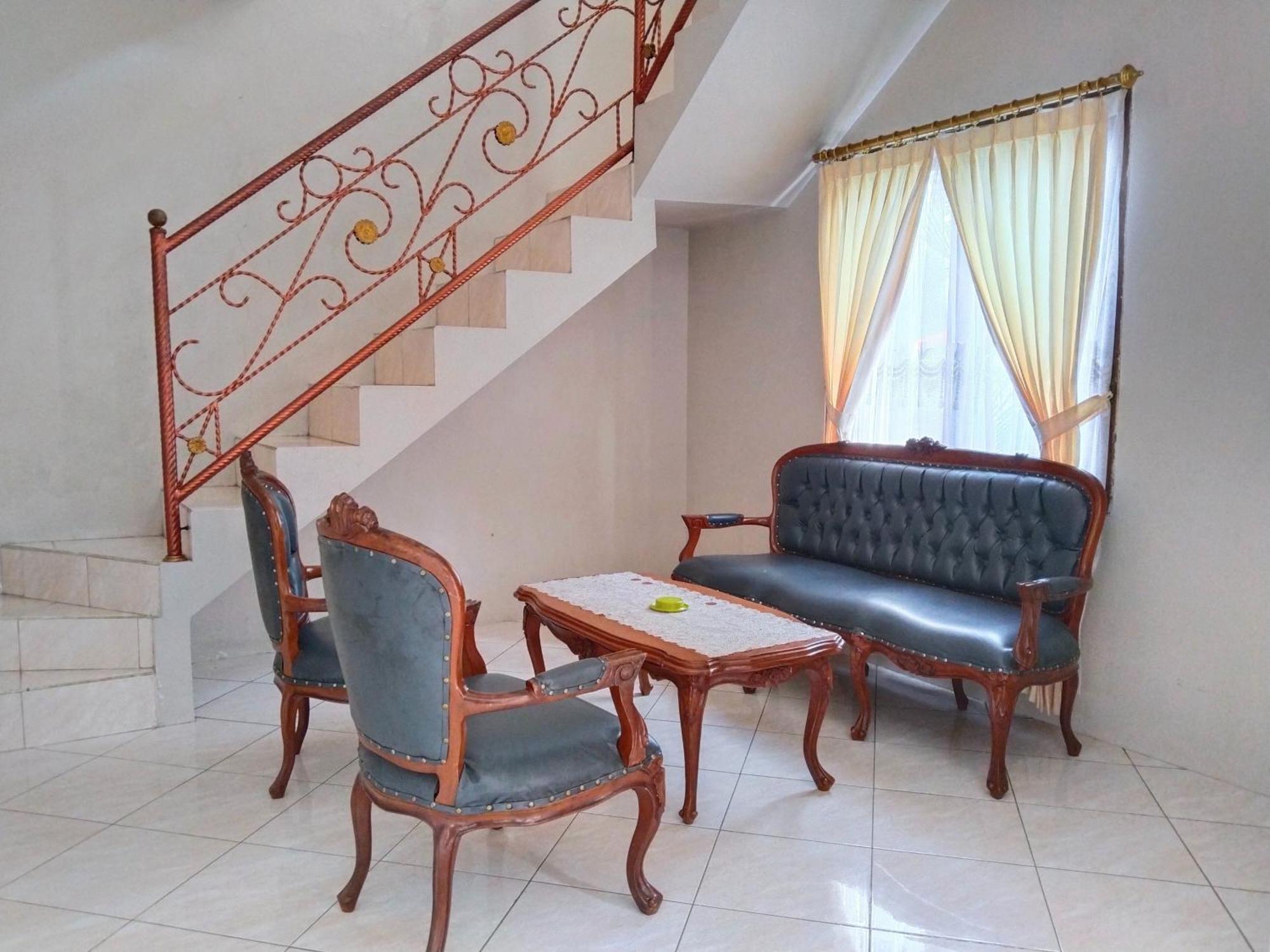 Villa Yustisia Curug 7 Cilember Cisarua Exteriör bild