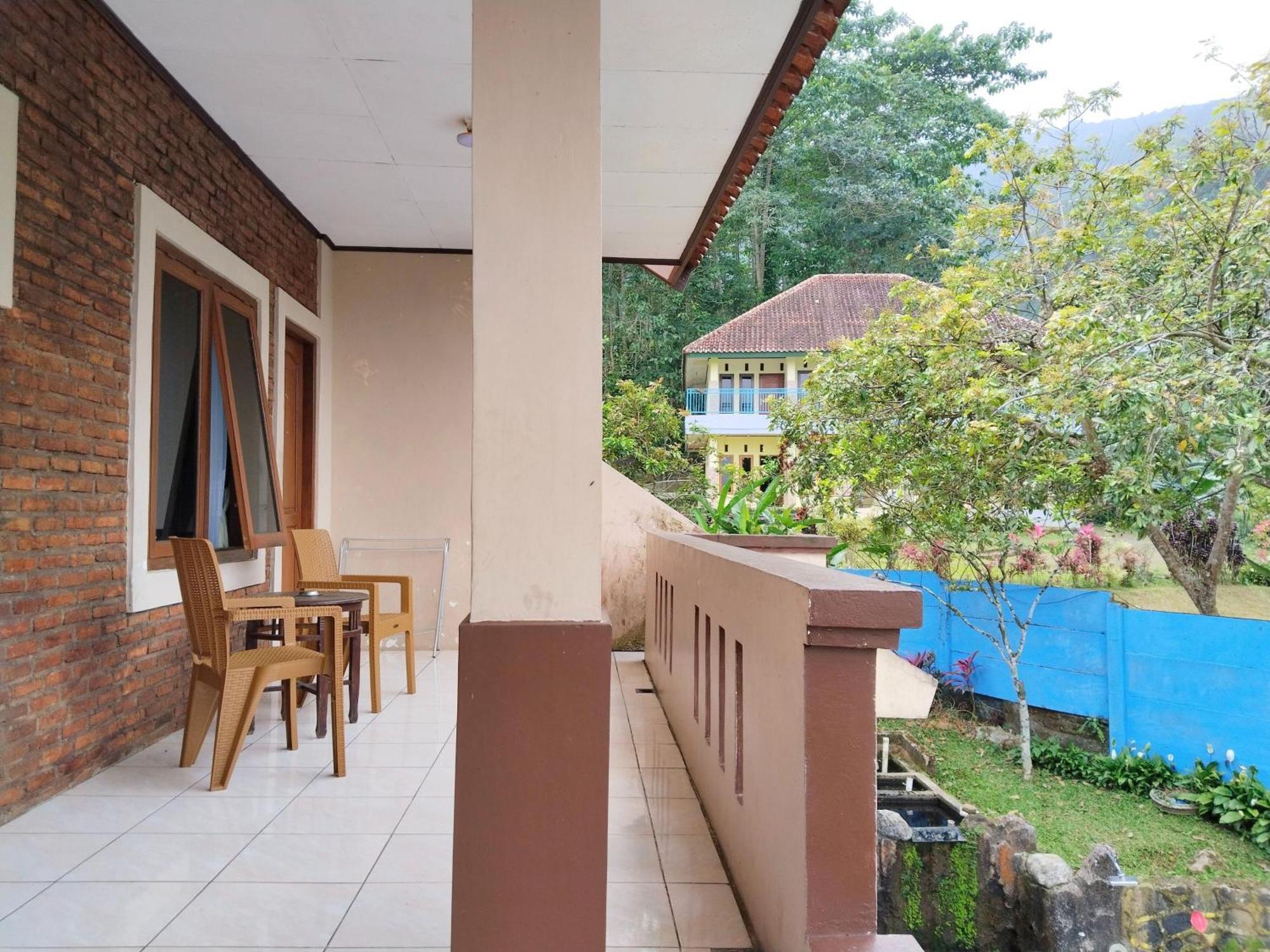 Villa Yustisia Curug 7 Cilember Cisarua Exteriör bild