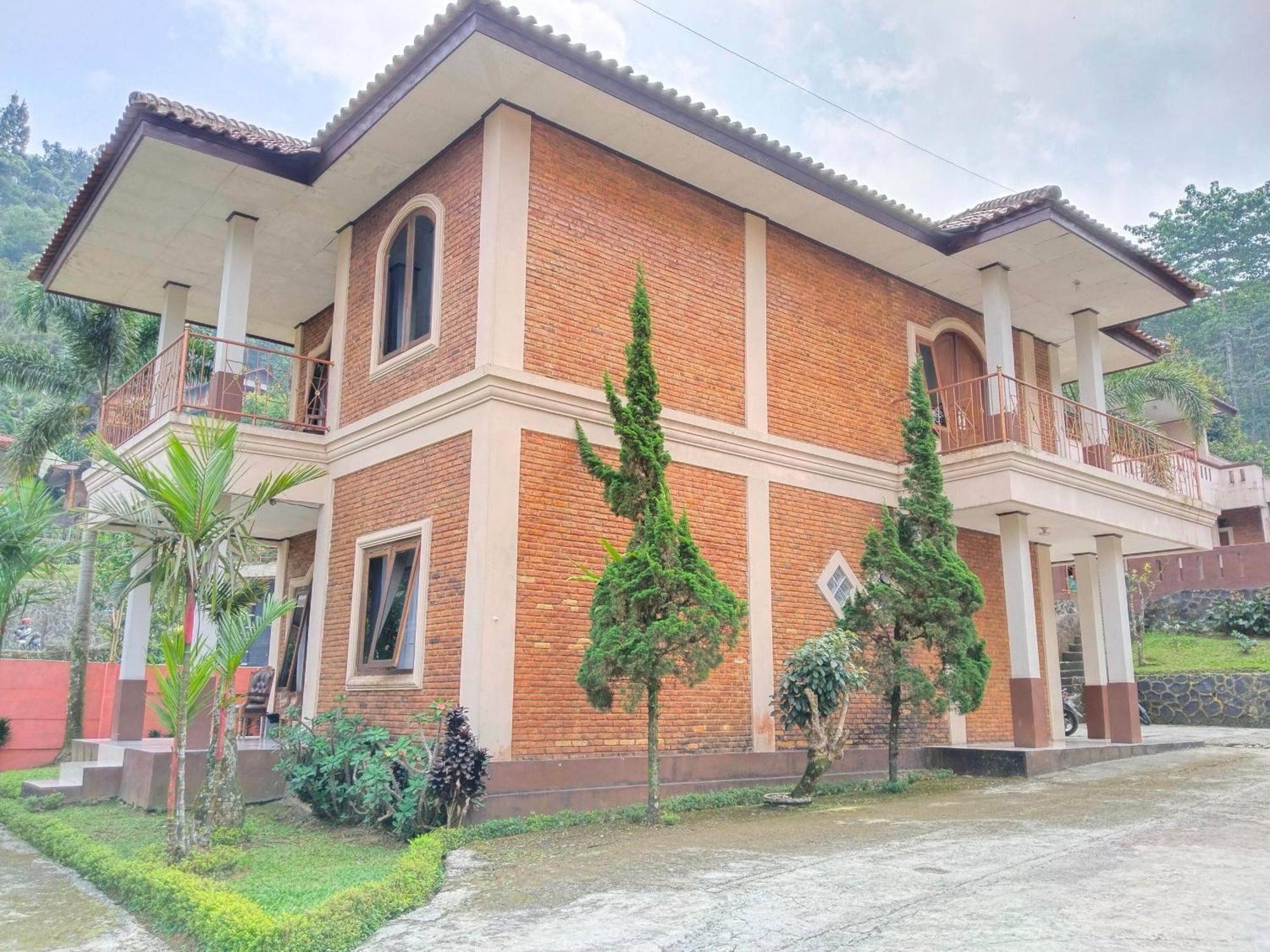Villa Yustisia Curug 7 Cilember Cisarua Exteriör bild