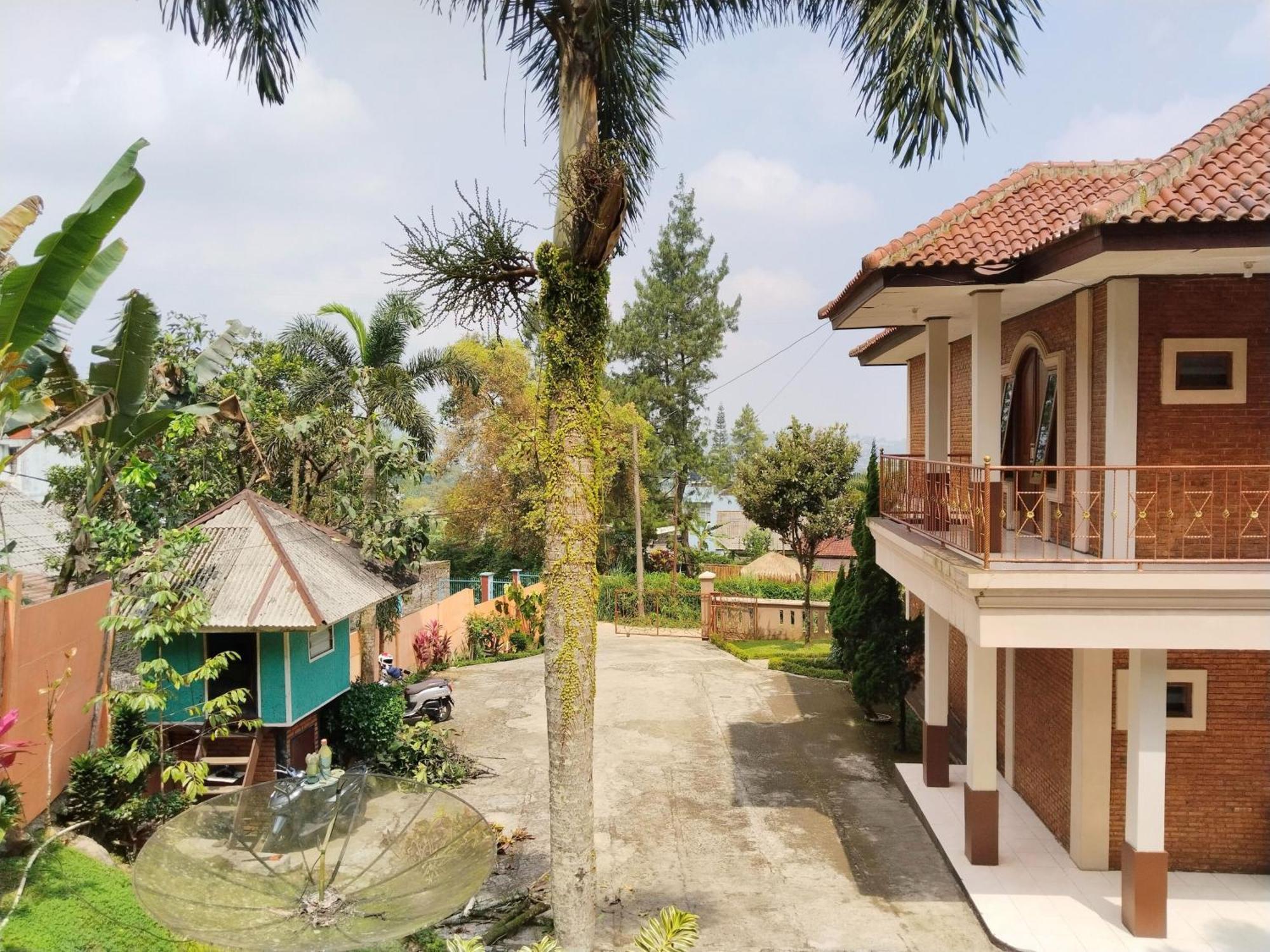 Villa Yustisia Curug 7 Cilember Cisarua Exteriör bild