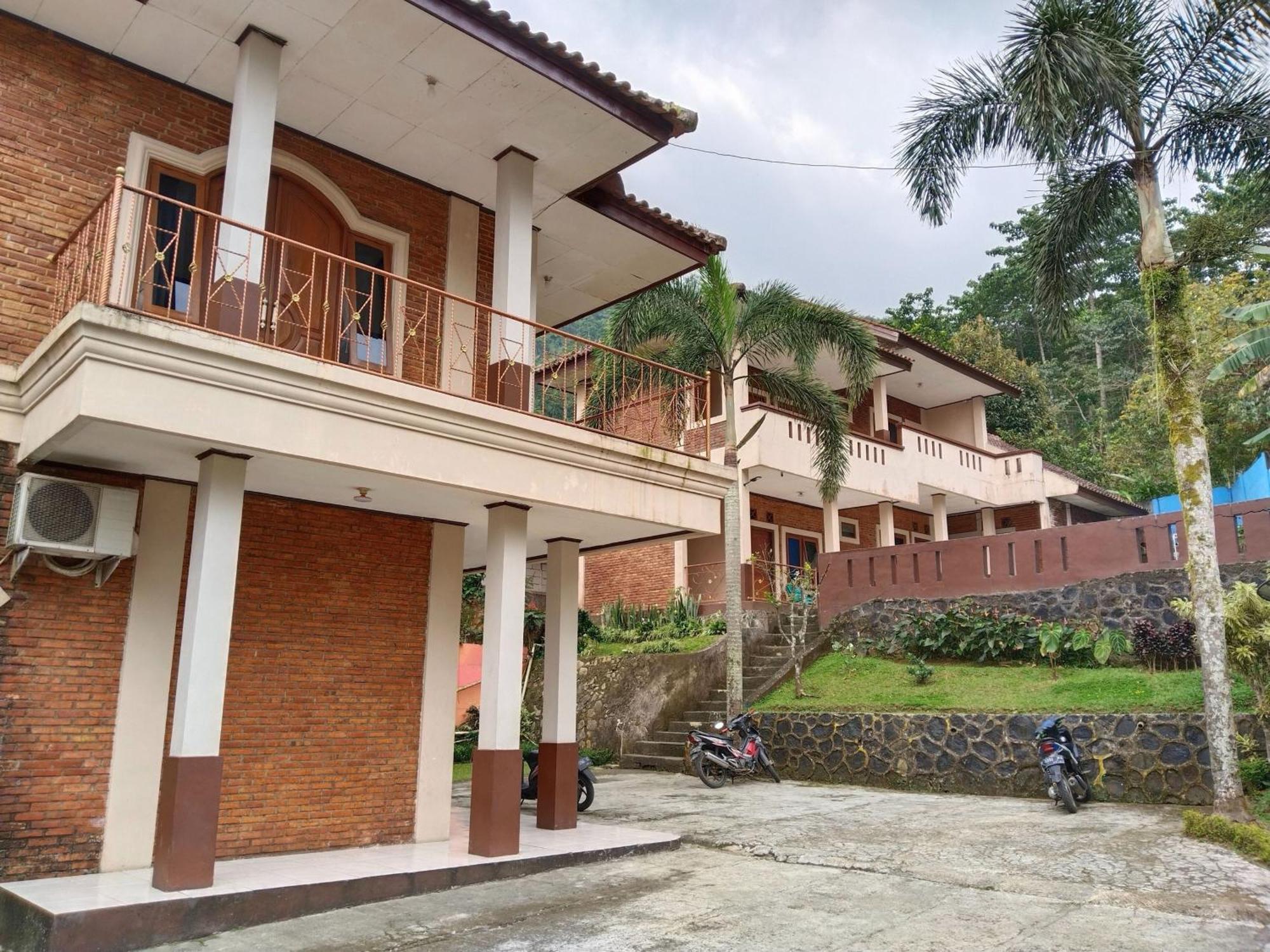 Villa Yustisia Curug 7 Cilember Cisarua Exteriör bild