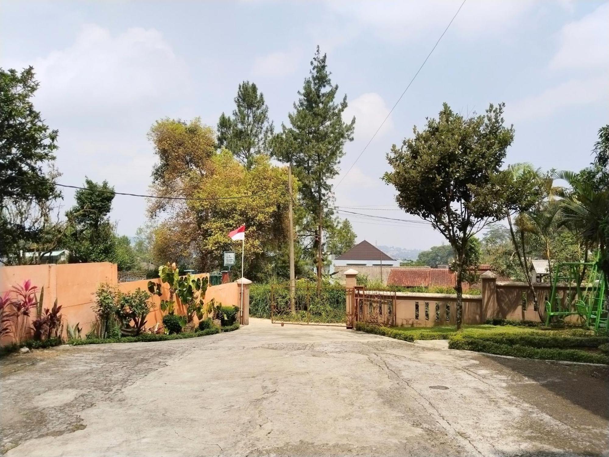 Villa Yustisia Curug 7 Cilember Cisarua Exteriör bild