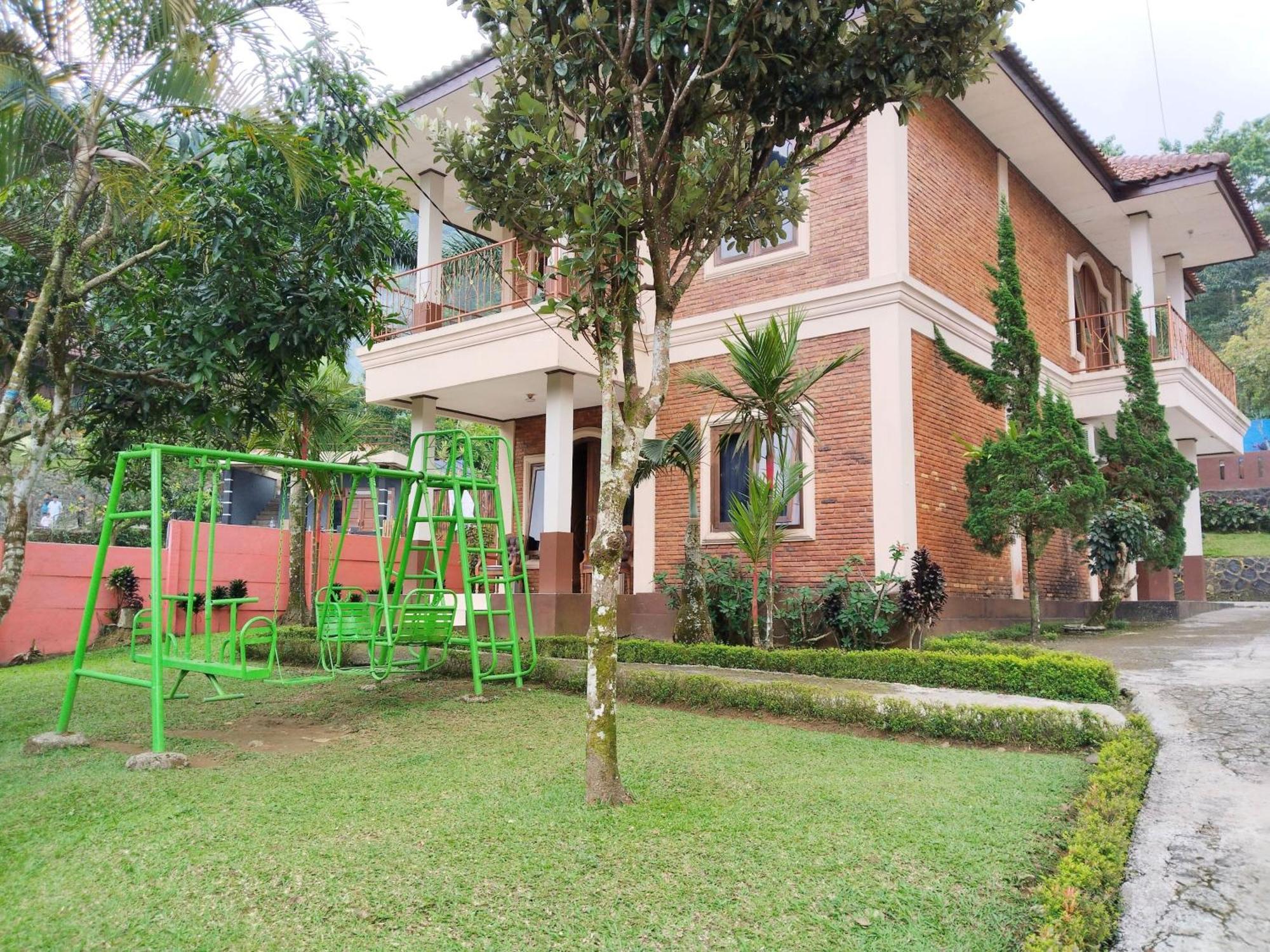 Villa Yustisia Curug 7 Cilember Cisarua Exteriör bild