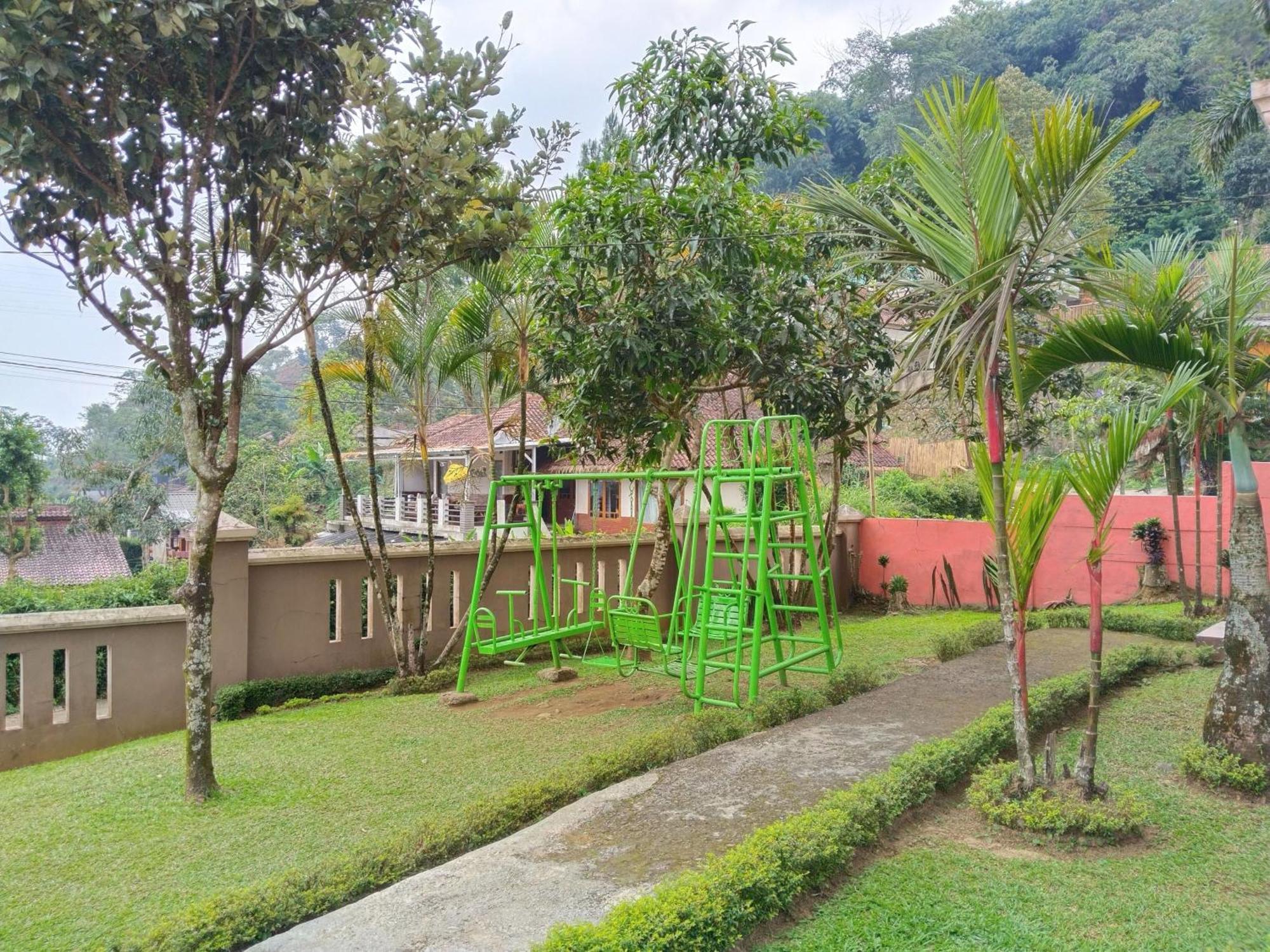 Villa Yustisia Curug 7 Cilember Cisarua Exteriör bild