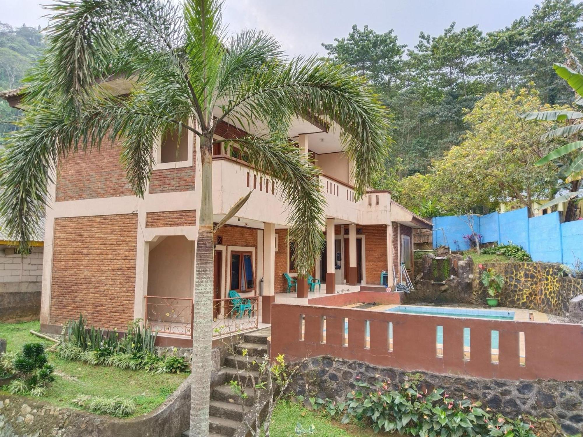 Villa Yustisia Curug 7 Cilember Cisarua Exteriör bild