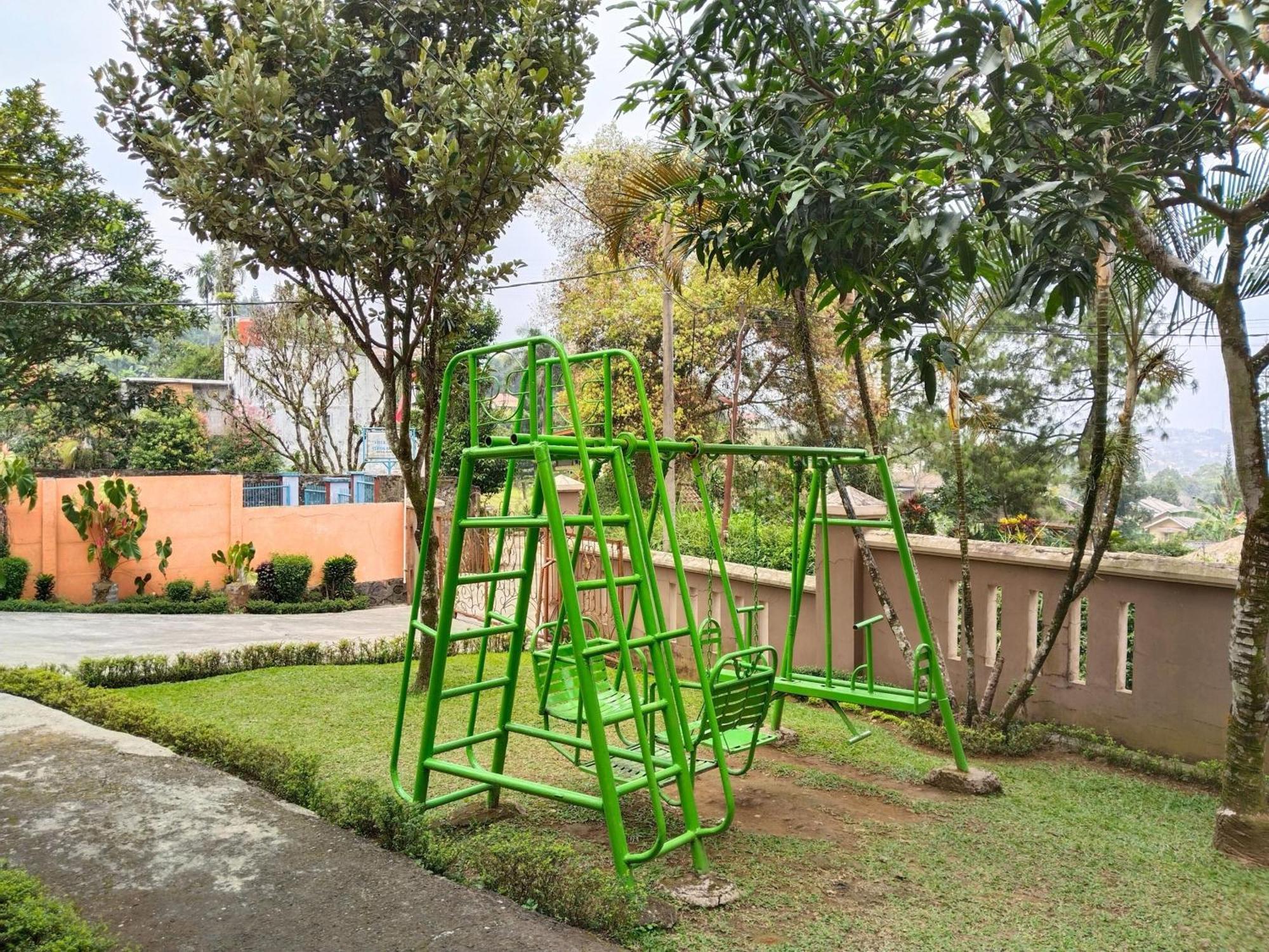 Villa Yustisia Curug 7 Cilember Cisarua Exteriör bild
