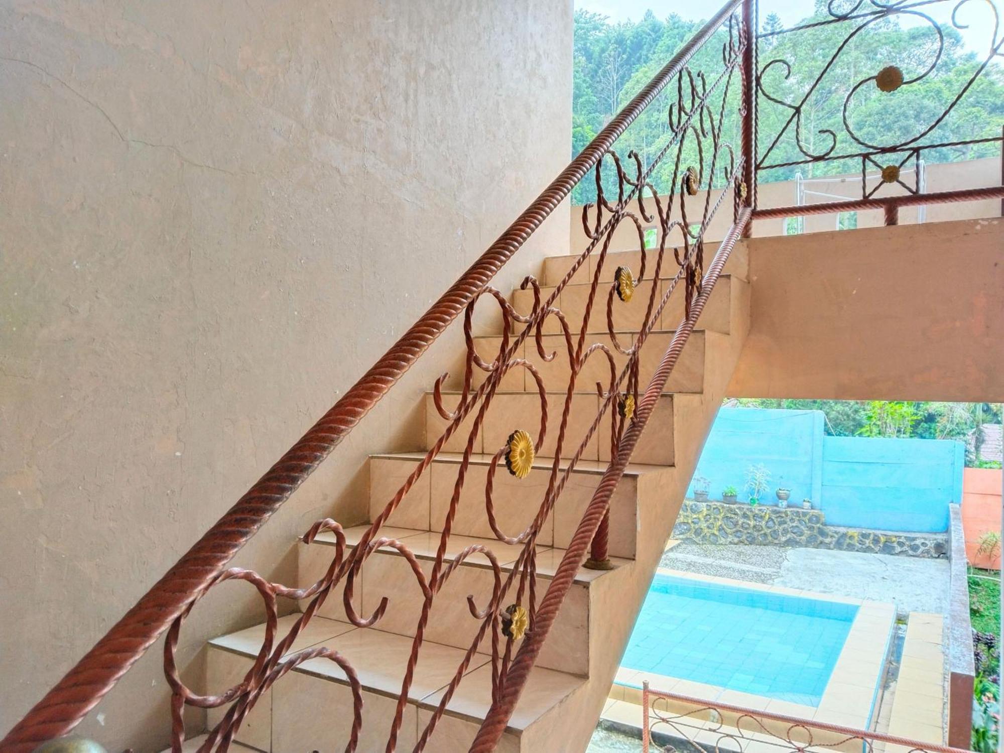 Villa Yustisia Curug 7 Cilember Cisarua Exteriör bild