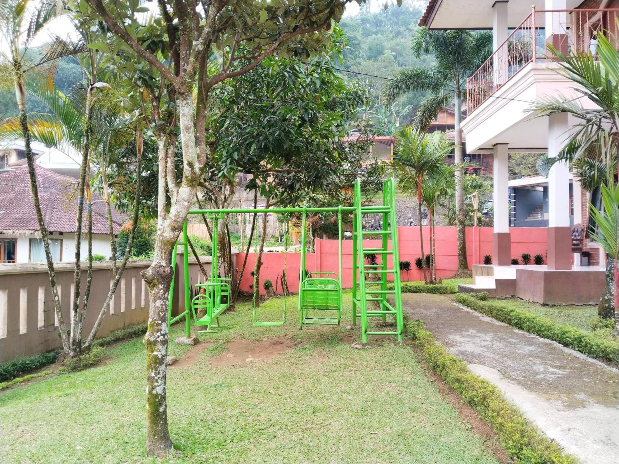 Villa Yustisia Curug 7 Cilember Cisarua Exteriör bild