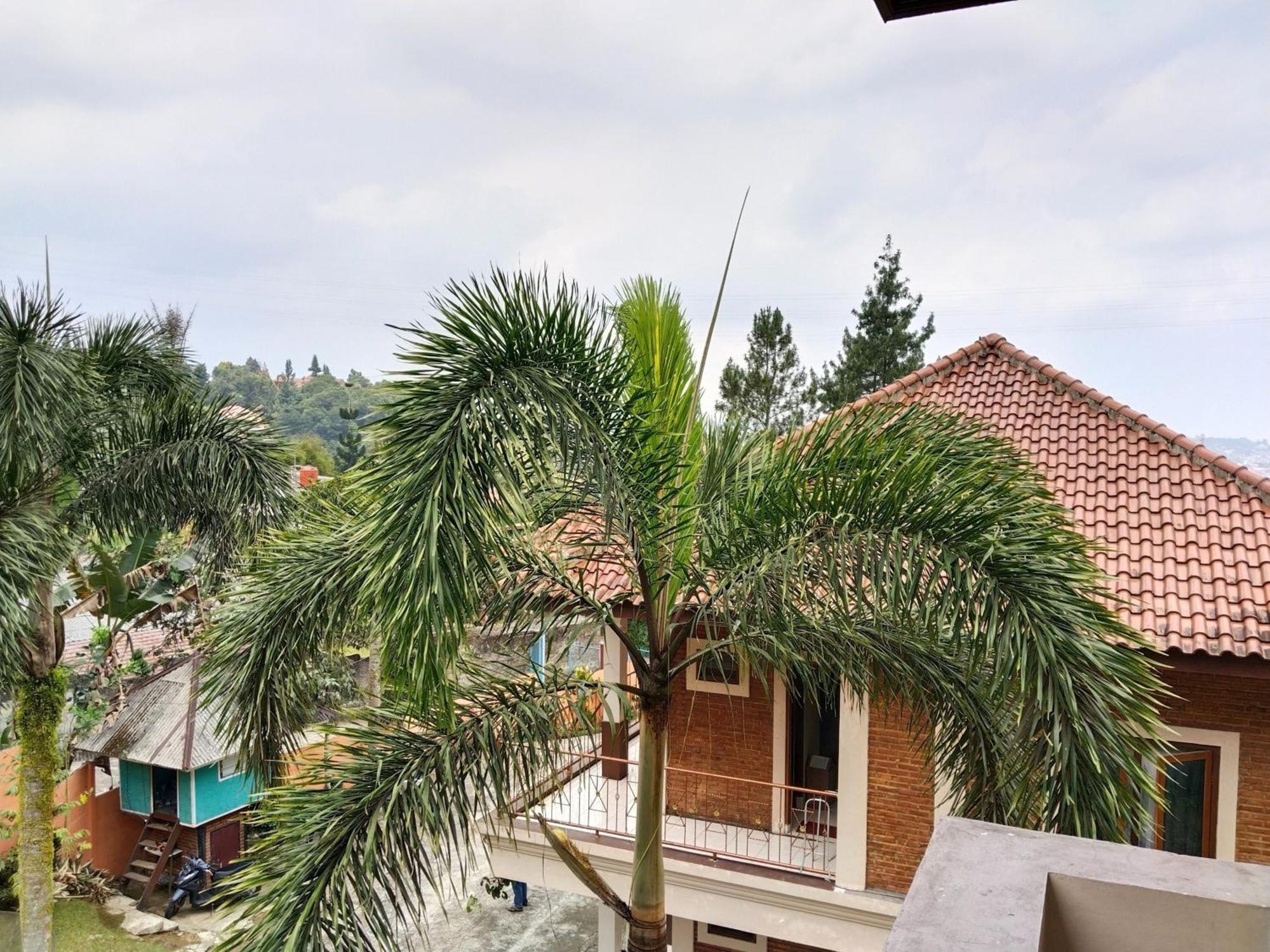 Villa Yustisia Curug 7 Cilember Cisarua Exteriör bild